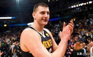 就在今天！约基奇打破历史，超越贾巴尔，登顶NBA中锋助攻榜！