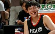 杨瀚森挑战NBA新(xīn)高(gāo)度(dù)，单场刷新(xīn)三项纪录，NBA高(gāo)层盛(shèng)赞未来可期(qī)