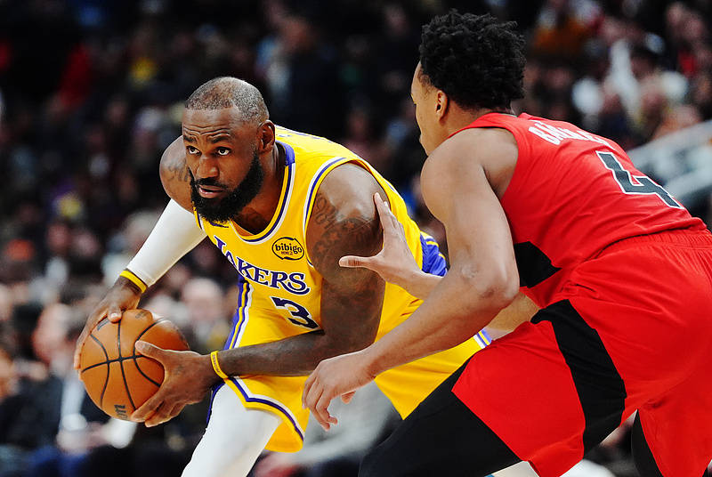 NBA｜詹姆斯送出决胜助攻 连续1297场得分上双纪录终结