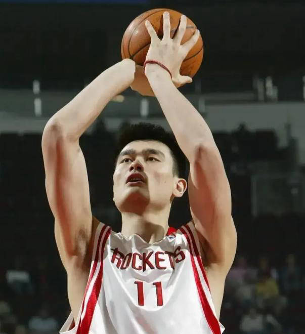 姚明未能进入NBA75大巨星榜单确实遗憾，但他的荣耀不可忽视